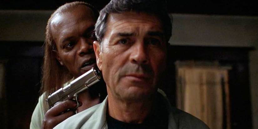 Ordell holding Max at gunpoint in Jackie Brown (1997) - directed by Quentin Tarantino