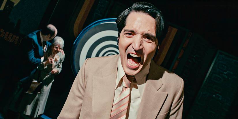 David Dastmalchian como Jack Delroy gritando em um aparelho de televisão no final da noite com o diabo