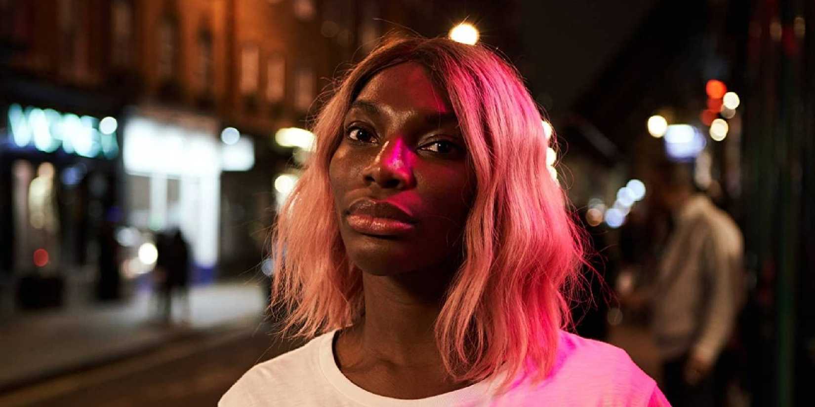 Michaela Coel dalam I May Destroy You mengambil gambar close-up sambil melihat ke arah kamera.