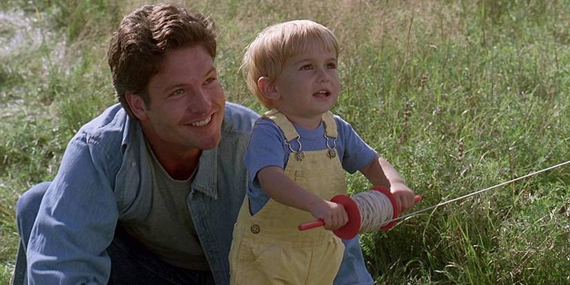 Louis (Dale Midkiff) dan Gage (Miko Hughes) Creed menerbangkan layang-layang di 'Pet Sematary'