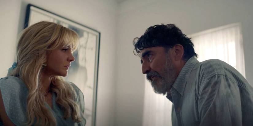 Carey Mulligan and Alfred Molina talking in Promising Young Woman (2020).