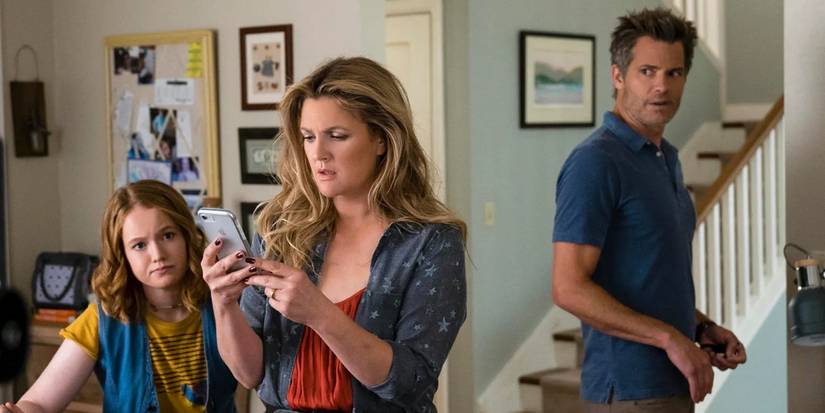 Joel (Timothy Olyphant) looking back at Sheila (Drew Barrymore) & Abby (Liv Hewson) in Santa Clarita diet