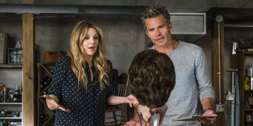 Joel (Timothy Olyphant) and Sheila (Drew Barrymore) talking to a decapitated head in Santa Clarita diet.