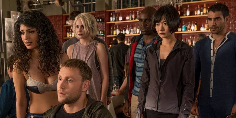 Para pemeran Sense8 terlihat serius, menghadap ke arah yang sama dan melihat sesuatu di luar kamera.