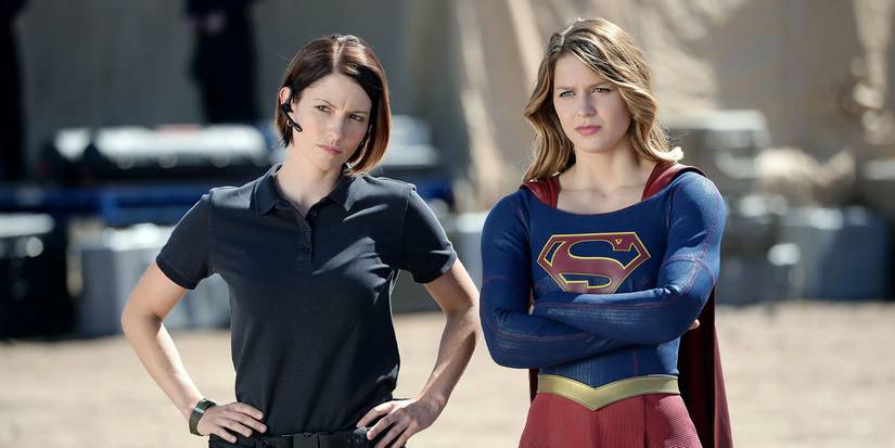 Alex Danvers وSupergirl يقفان بجانب بعضهما البعض ويتطلعان إلى الأمام في Supergirl.