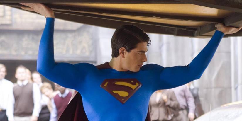 Brandon Routh as Superman lifts something large over his head as people watch in Superman Returns.