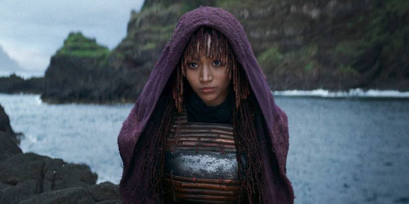 Amandla Stenberg dalam jubah dengan sungai di belakangnya di The Acolyte