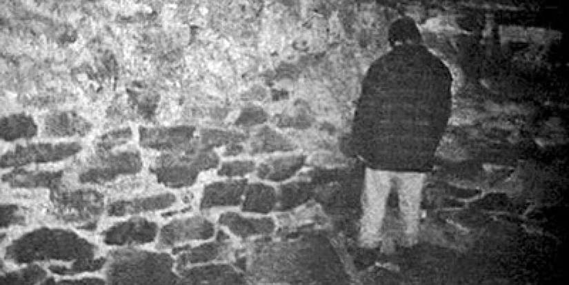 Michael williams staring at wall in the blair witch project