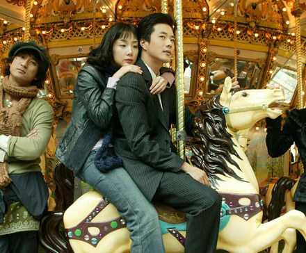 천국의 계단 캐스트가 회전목마를 타고 있는 모습
