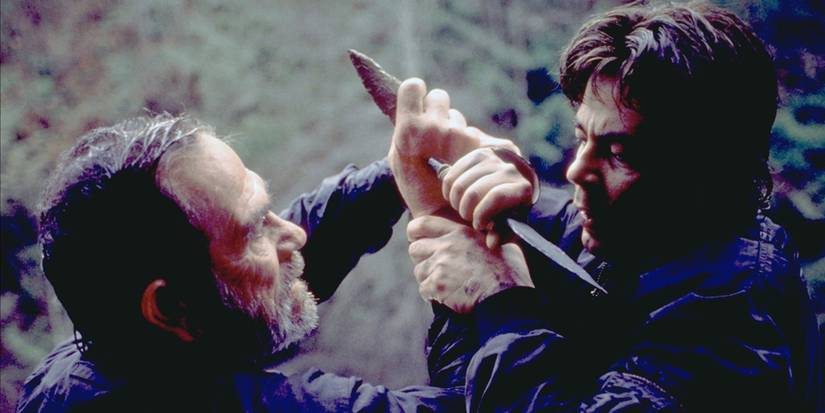 Tommy Lee Jones and Benicio Del Toro in a knife fight in The Hunted