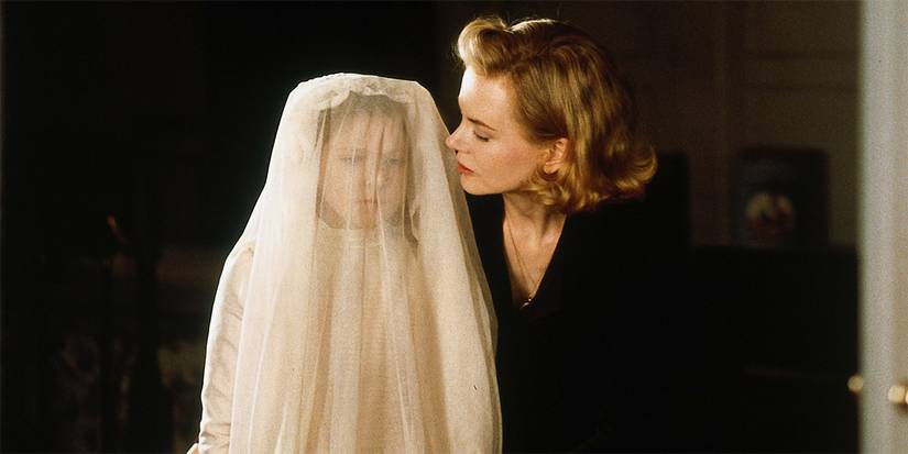 Grace (Nicole Kidman) speaks to Anne (Alakina Mann) who has a veil over her face in The Others.