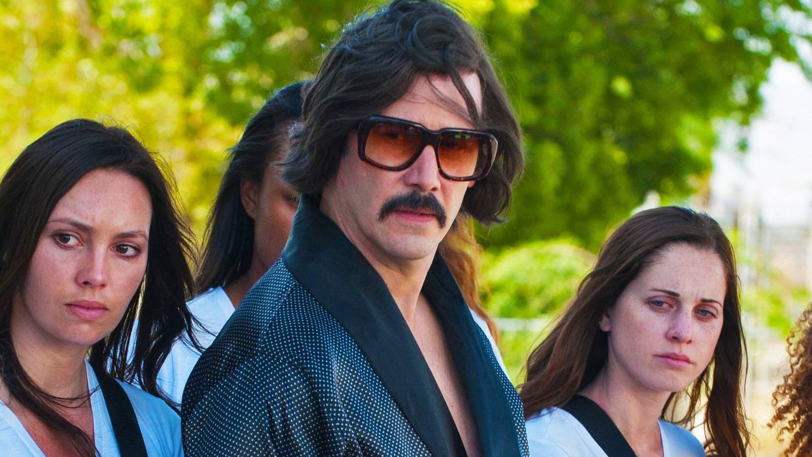 The Unhinged Cannibal Thriller With Keanu Reeves, Jim Carrey, & Jason Momoa Is a Sleeper Hit