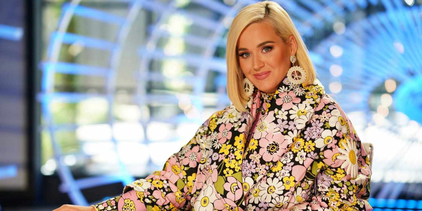 La jueza de 'American Idol' Katy Perry posa detrás de la mesa de jueces