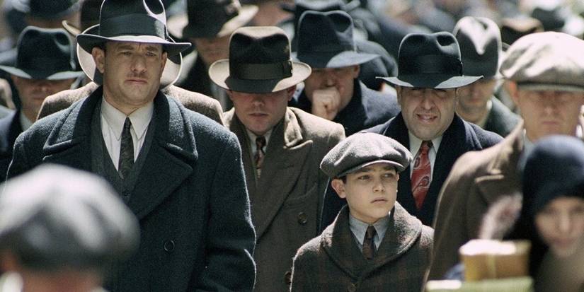 Michael Sullivan (Tom Hanks) and Michael, Jr. (Tyler Hoechlin) walking through the city in Road to Perdition