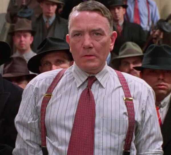 Albert Finney as Leo O'Bannon standing in front of a group of men in Miller's Crossing (1990)