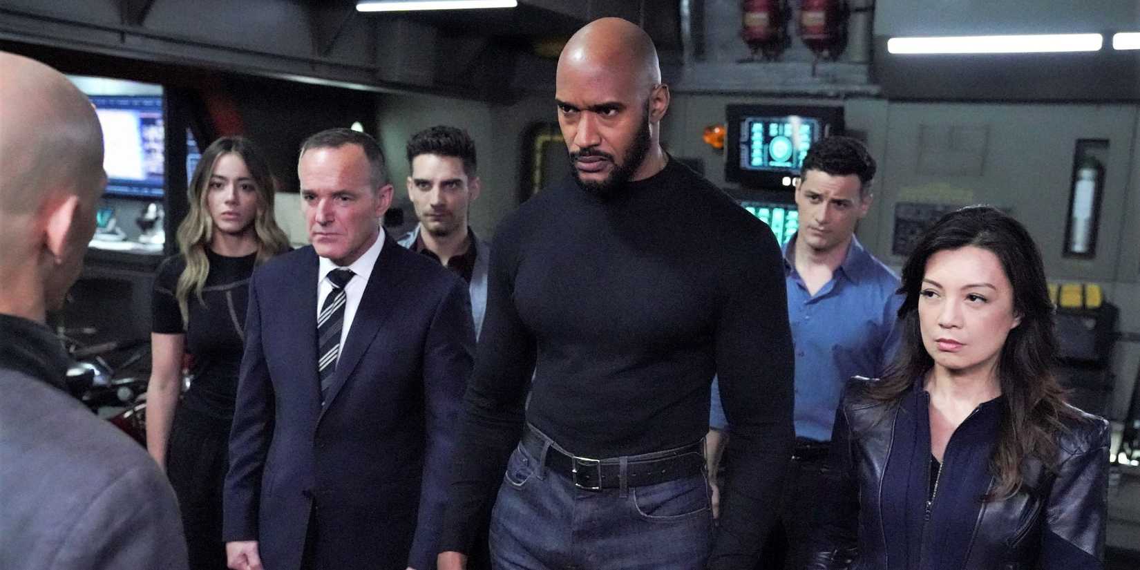 Mack, Coulson, May, Daisy, Deke un Sousa, kas pretī ir pret Ēnohu “vairoga aģenti”