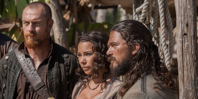 توبي ستيفنز وجيسيكا باركر كينيدي ولوك أرنولد يقفون معًا في الموسم الرابع من Black Sails.