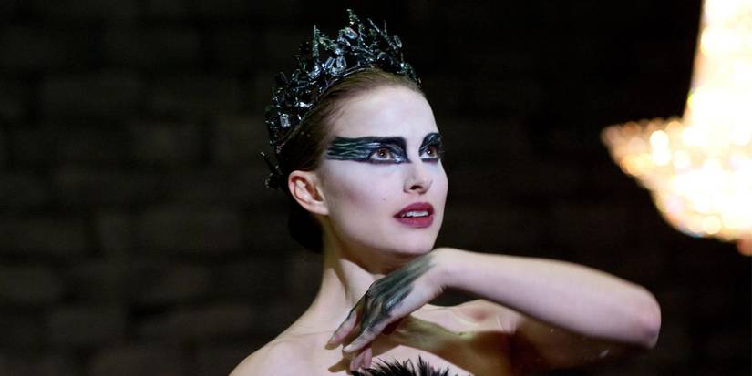 Un primer plano de Nina como el cisne negro bailando en cisne negro