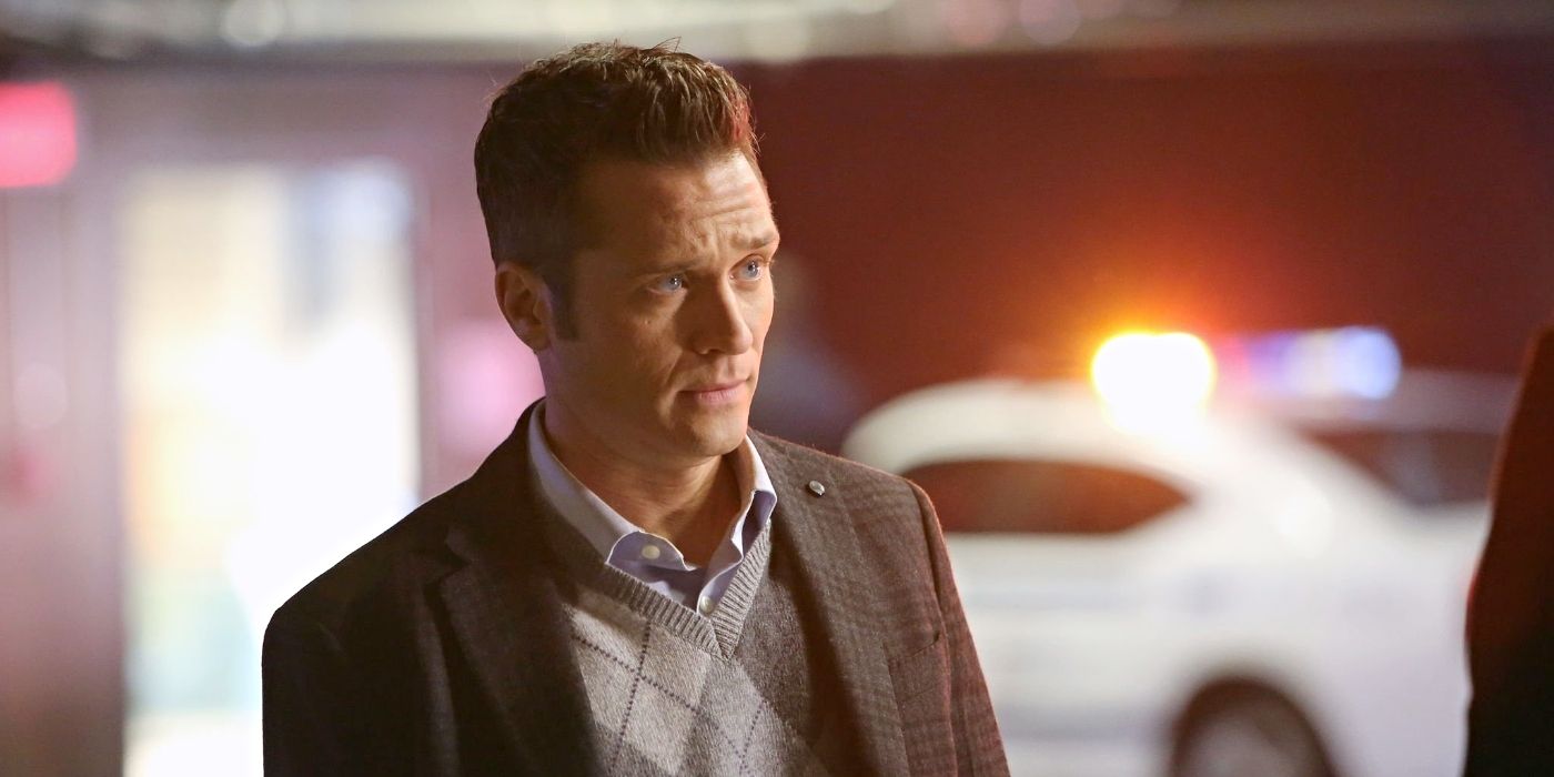 Seamus Dever as Kevin Ryan, looking skeptical in front of a police car in Castle