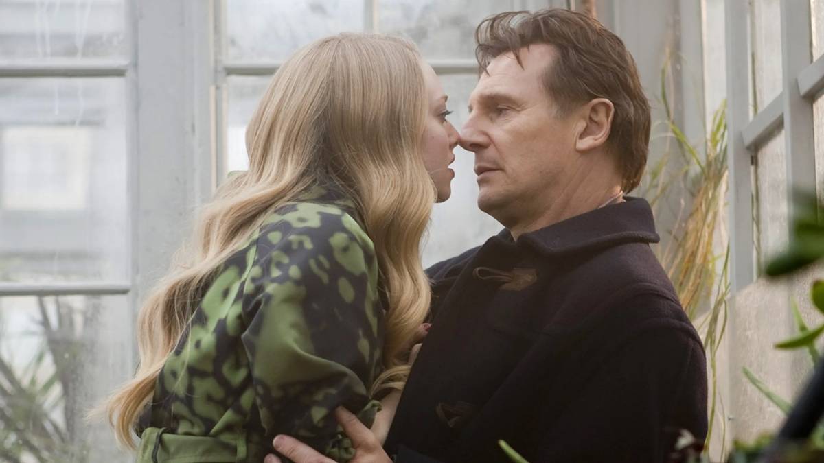 Amanda Seyfried as Chloe about to kiss Liam Neeson as David in Chloe