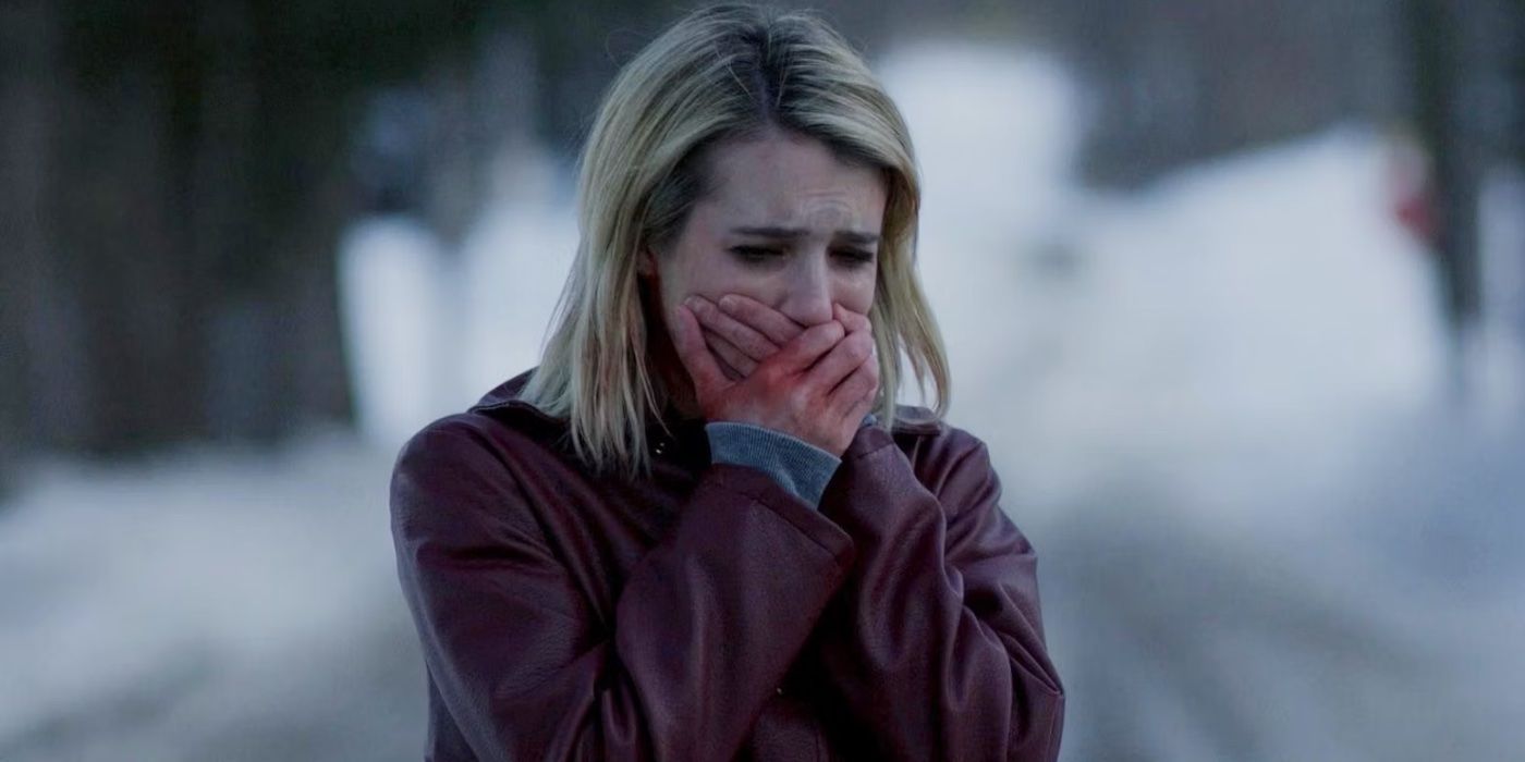 Joan menutup mulutnya sambil menangis di The Blackcoat's Daughter 