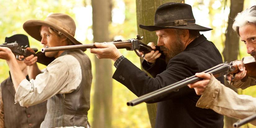 Iblis Anse Hatfield (Kevin Costner) dan putranya Johnse (Matt Barr) mengangkat senjata mereka di 'Hatfields & McCoys.'