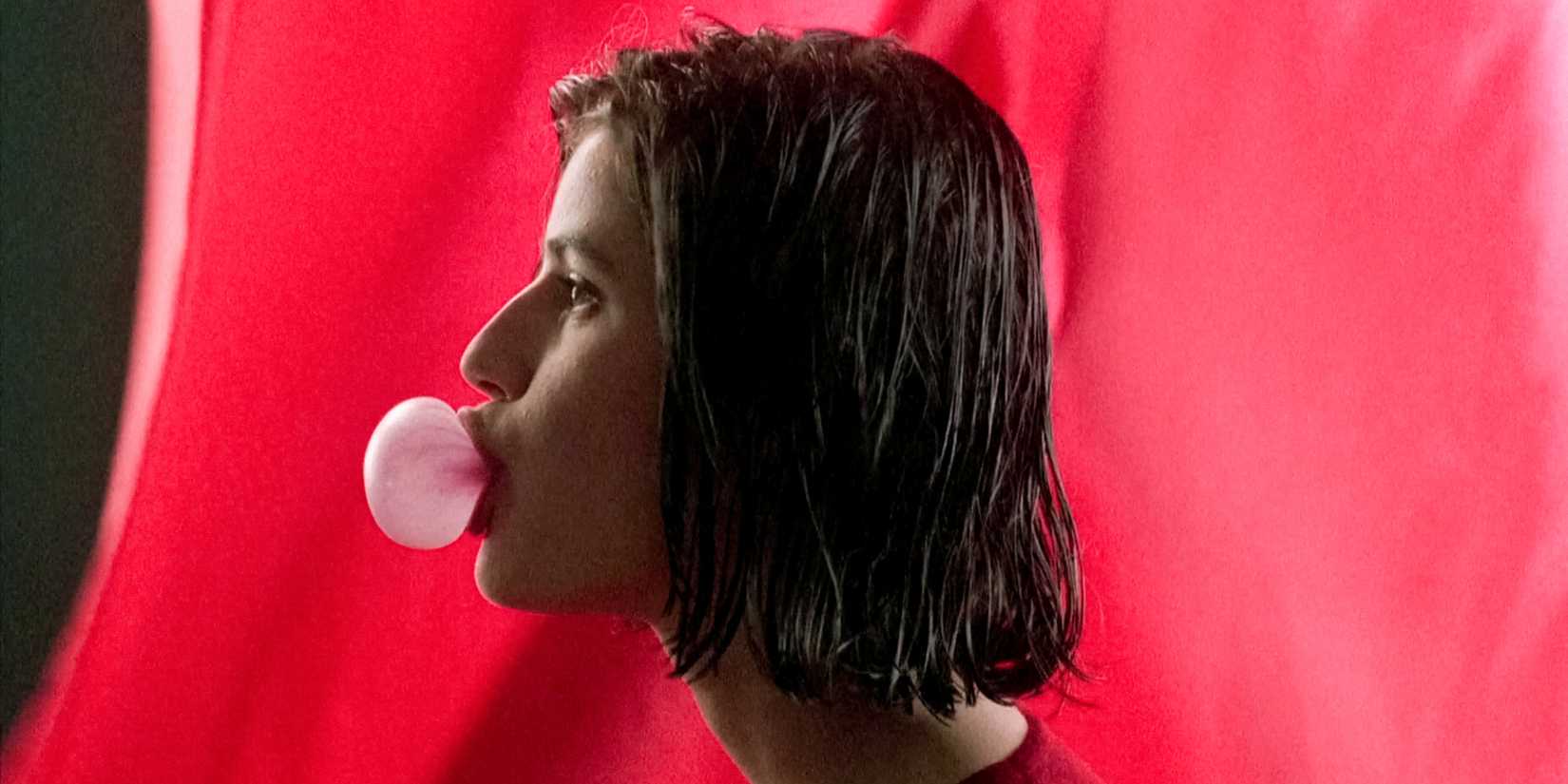 Irène Jacob gum in Three Colours- Red (1994)