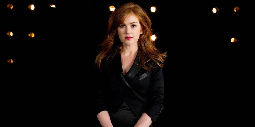 Isla Fisher as Henley Reeves sitting with a black background and looking at the camera in Now You See Me.