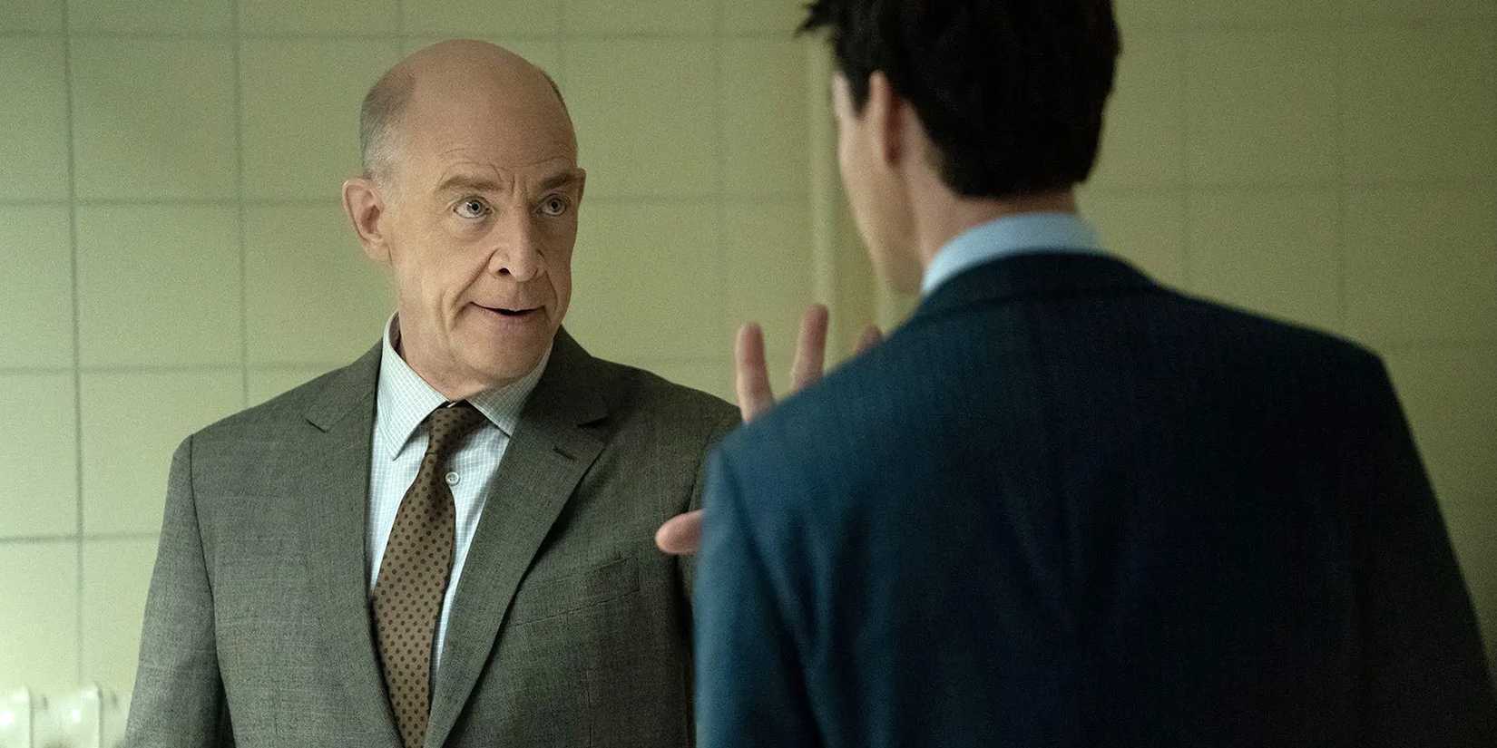 JK Simmons runāja ar vīrieti nopietni, ar paceltu roku “kolēģis”.