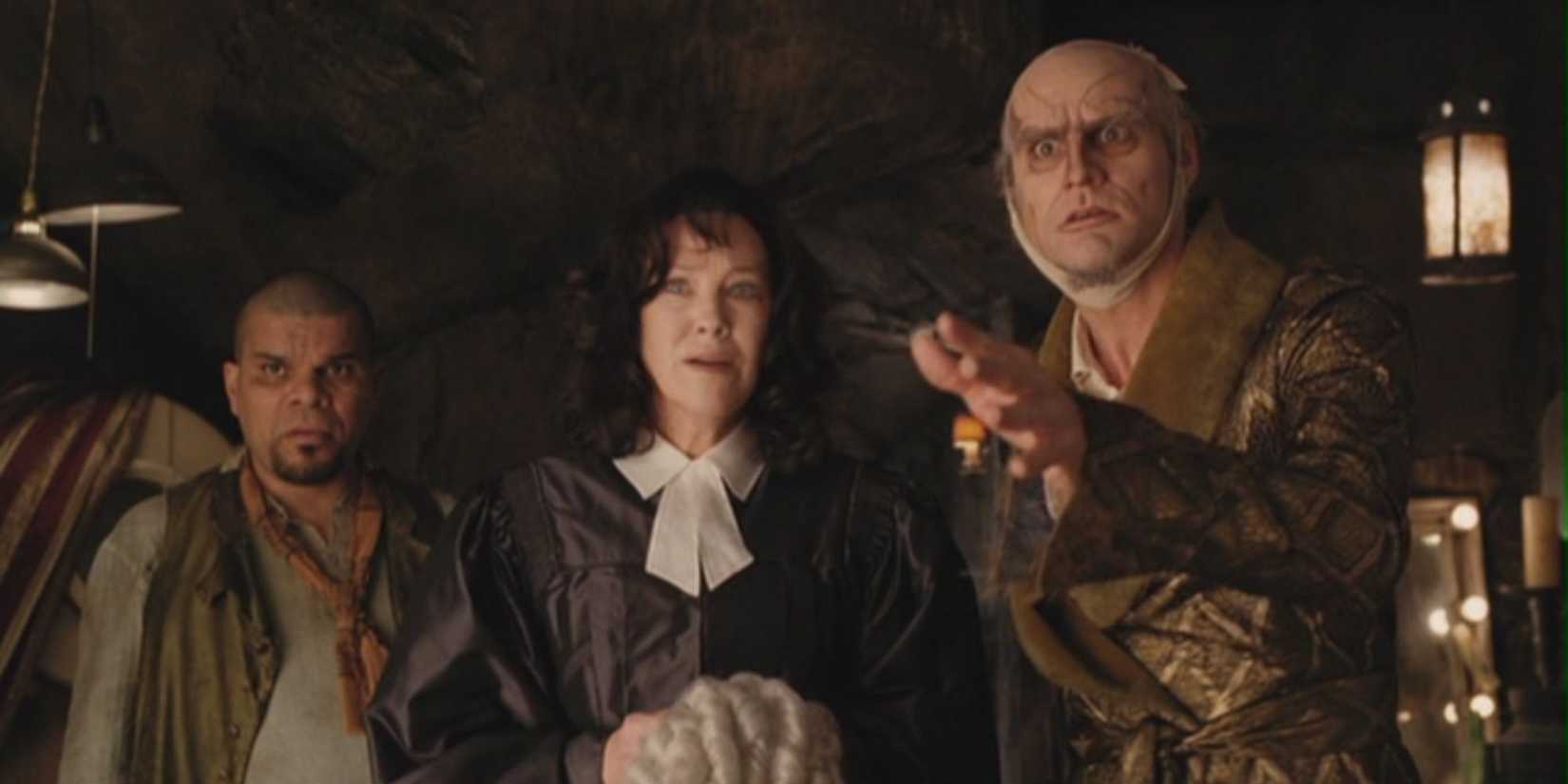 Jim Carrey, Catherine O'Hara, and Luis Guzman in A Series of Unfortunate Events