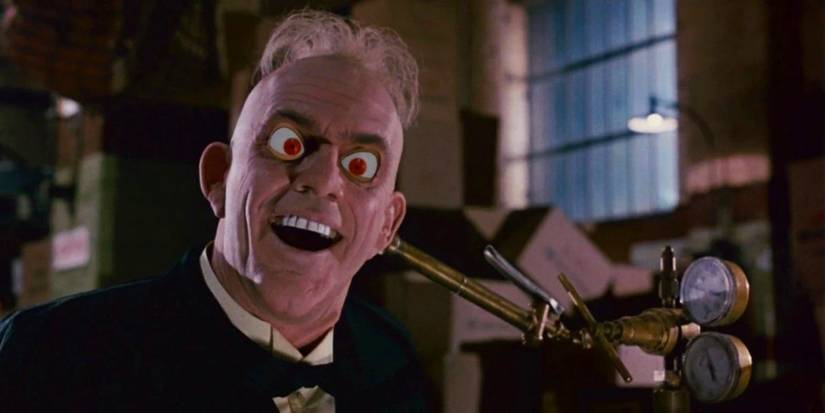 O juiz Doom (Christopher Lloyd) revela que ele é um toon com olhos brilhantes em que emoldurou Roger Rabbit