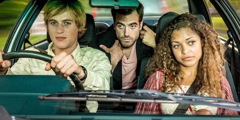 Johnny Flynn, Daniel Ings, Antonia Thomas birlikte bir arabada oturuyor
