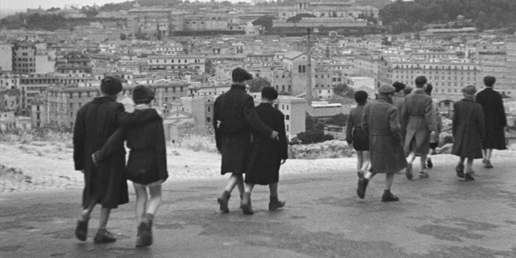 Orang-orang berjalan di Roma, Open City 1945