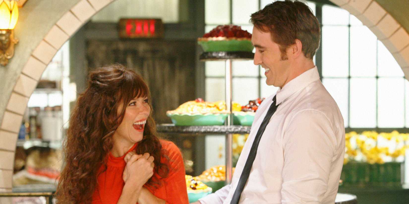 Lee Pace sebagai Ned tersenyum dengan Anna Friel sebagai Chuck di 'Pushing Daisies.'