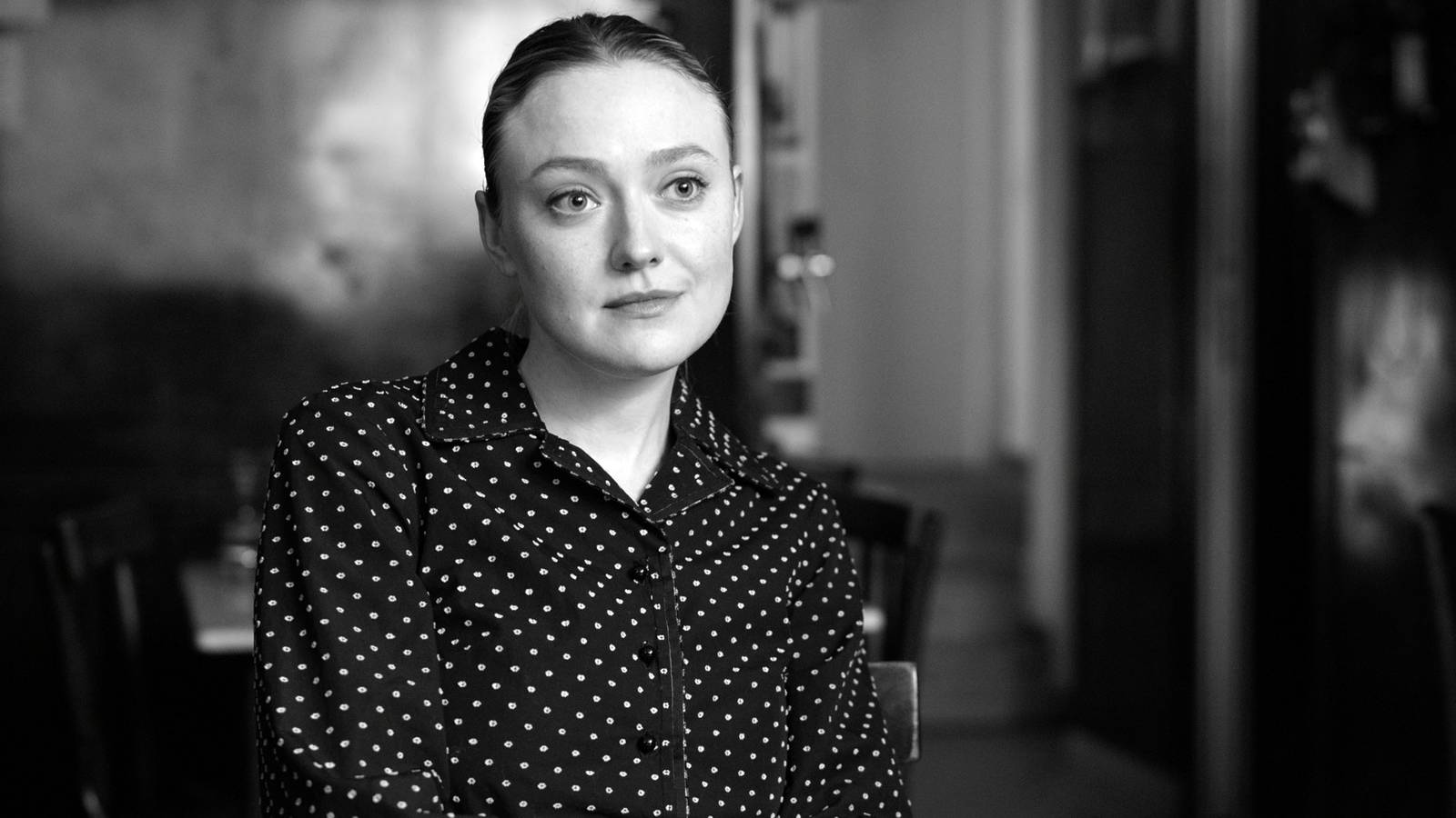 Marge Sherwood (Dakota Fanning) sitting in Episode 2 of Netflix's Ripley