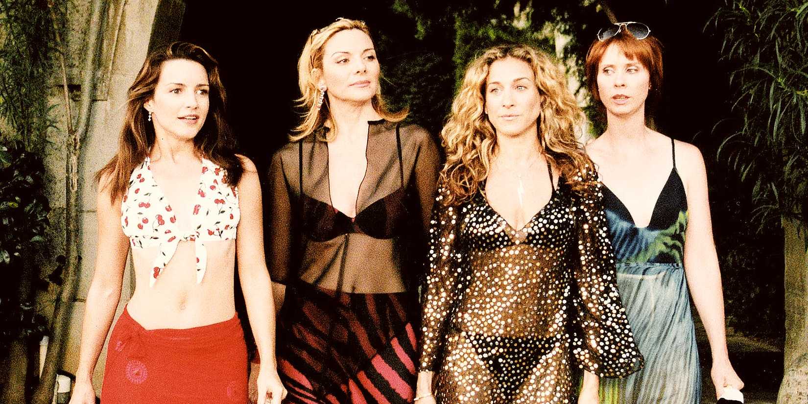 Charlotte, Samantha, Carrie & Miranda walk together in the bathing suits and coverups in Sex and the City.