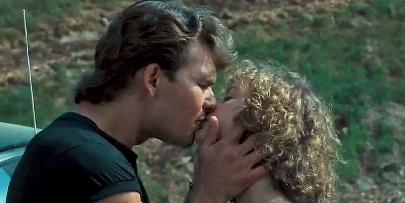 Johnny (Patrick Swayze) and Baby (Jennifer Grey) kissing outside in 'Dirty Dancing'