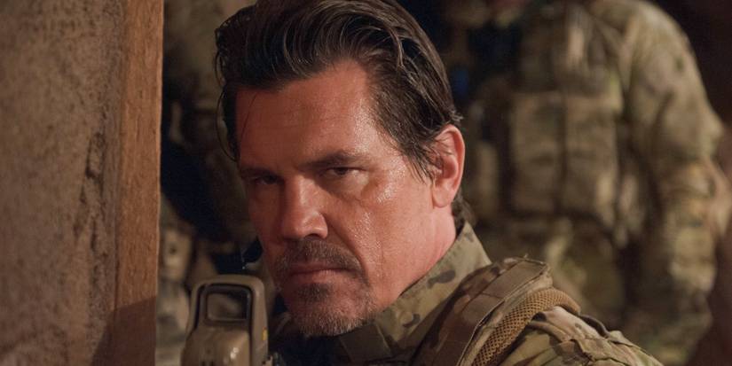 A close-up of Josh Brolin as Matt Graver aiming a weapon in Sicario.