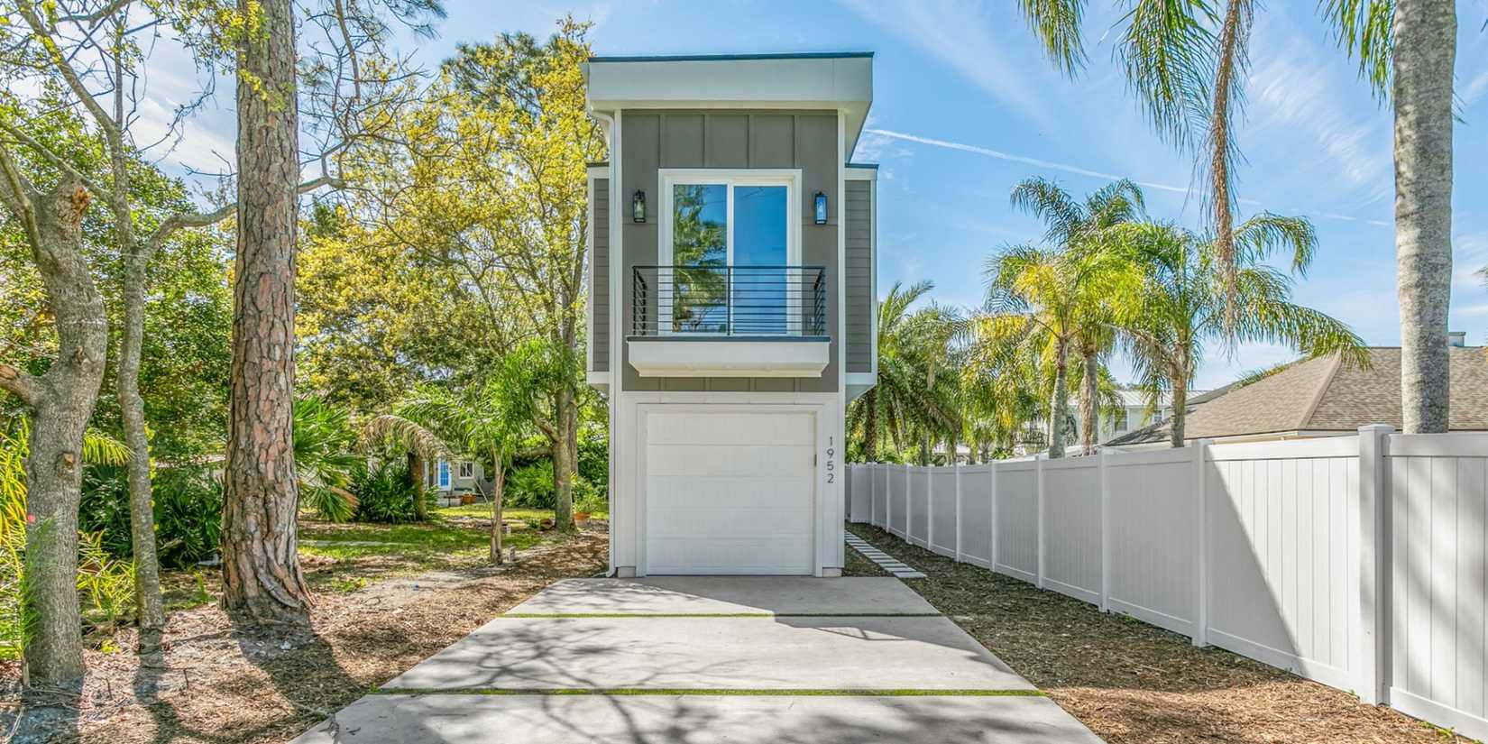 A skinny house in Jacksonville, Florida featured on the Zillow Gone Wild website.