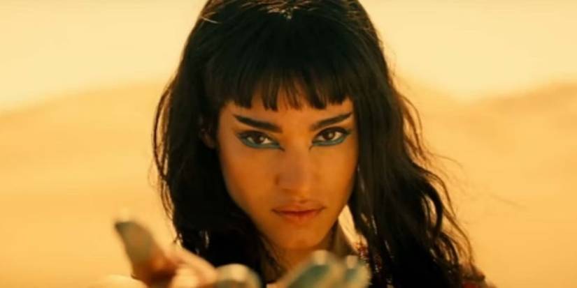 Sofia Boutella as Ahmanet with her hand outstretched in 2017's The Mummy