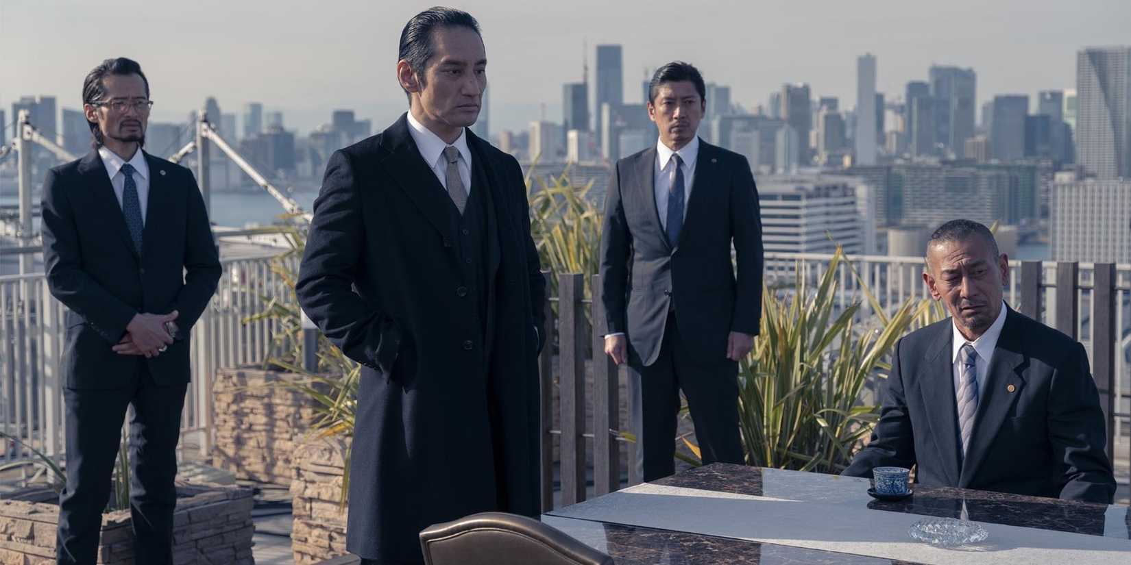 Tozawa confronts Ishida on the roof overlooking the city with their men surrounding them