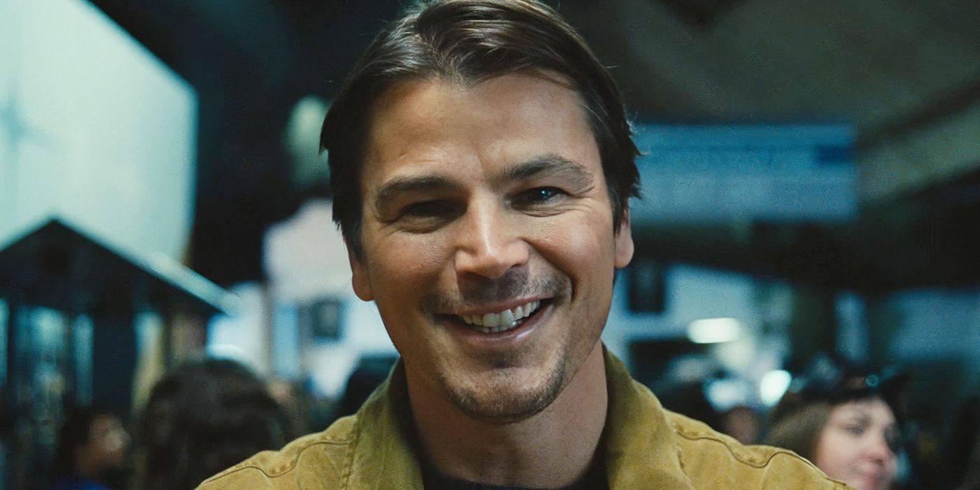 Josh Hartnett as Cooper with a menacing smile in M. Night Shyamalan's Trap