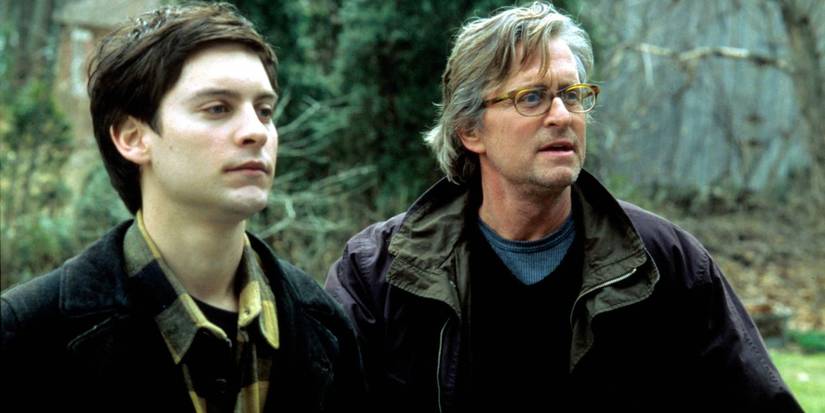 Michael Douglas y Tobey Maguire observan a alguien fuera de cámara en Wonder Boys.