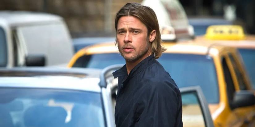 Brad Pitt as Gerry Lane standing in traffic looking confused in World War Z.