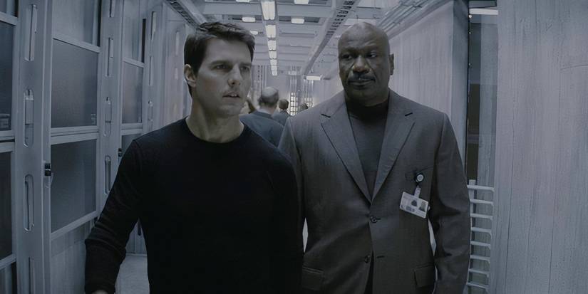 Tom Cruise dan Ving Rhames berjalan di koridor di Mission: Impossible III