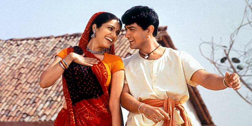 Aamir Khan dan Gracy Singh saling tersenyum di Lagaan- Once Upon a Time in India (2001)