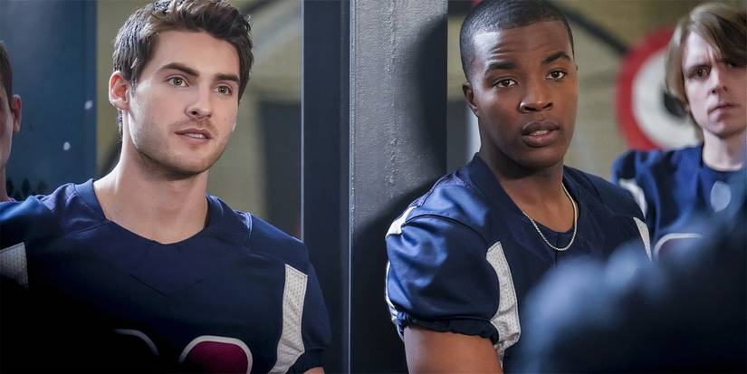Daniel Ezra sebagai Spencer James berdiri di samping Cody Christian sebagai Asher Adams dalam seragam sepak bola dalam film All American