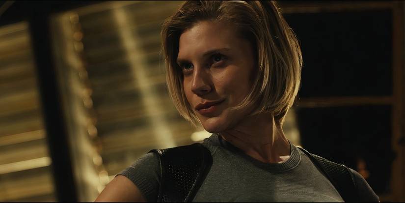 Kara Thrace (Katee Sackhoff) looking to the left and smirking with narrowed eyes in Battlestar Galactica