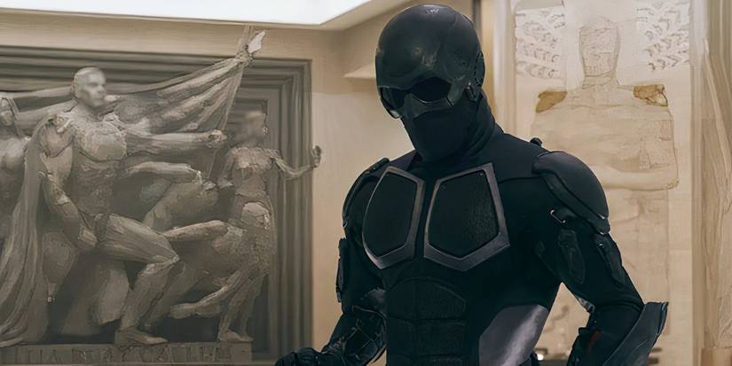 द बॉयज़ में वॉट टॉवर कार्यालय में ब्लैक नॉयर के रूप में नाथन मिशेल।