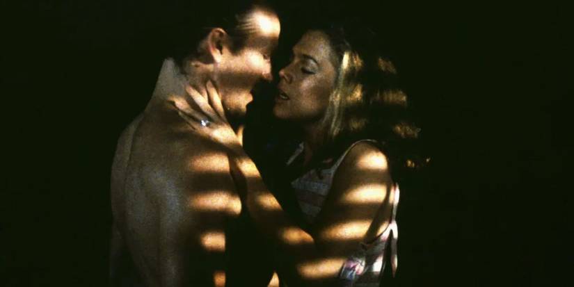 Body Heat, William Hurt and Kathleen Turner, embracing sensually 